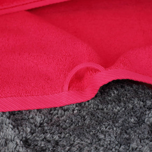 Himbeerfarbenes Handtuch Detail