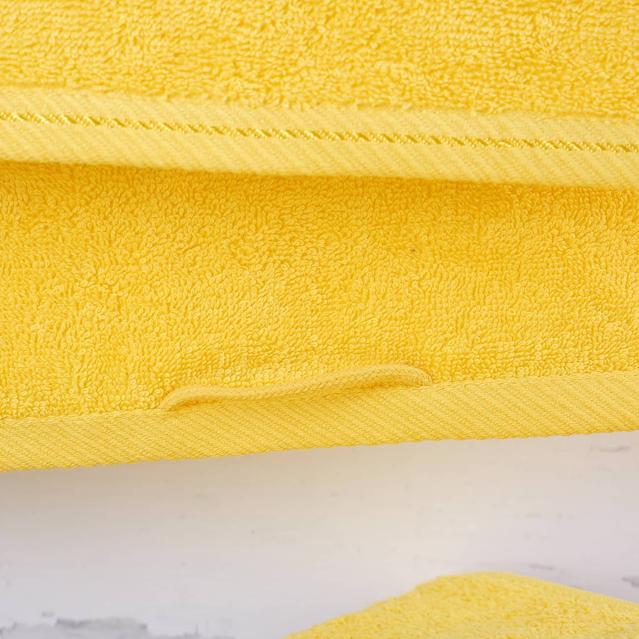 Gelbes Handtuch mit Schlaufe zum Aufhängen