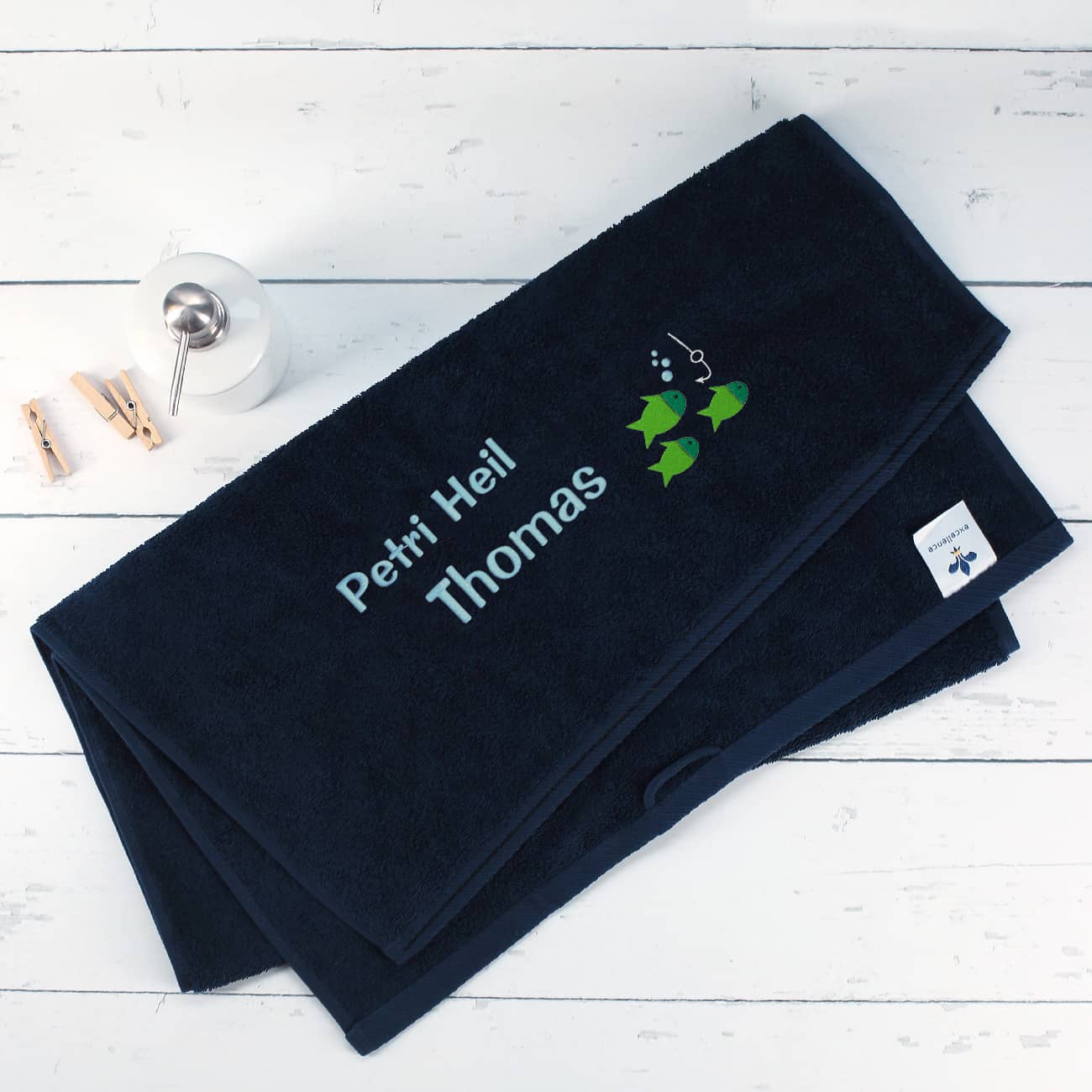 Petri Heil - dunkelblaues Duschtuch mit Name bestickt für Angler, 3 Größen zur Auswahl