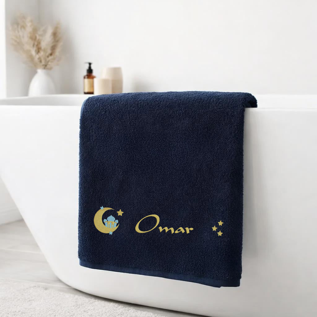 Nachtblaues Handtuch mit Ramadan-Stickerei Moschee Mond Sterne und Name Omar als Deko am Badewannenrand