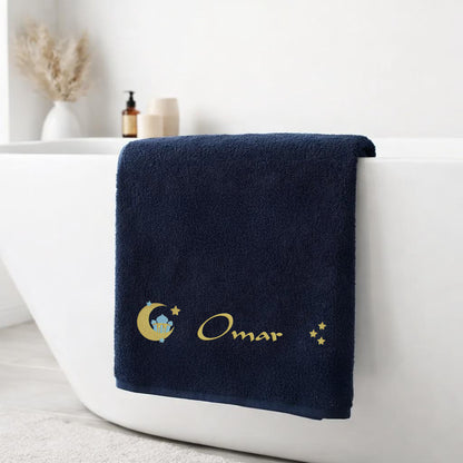 Nachtblaues Handtuch mit Ramadan-Stickerei Moschee Mond Sterne und Name Omar als Deko am Badewannenrand