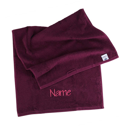Brombeerfarbenes Handtuch mit Name bestickt in rosa