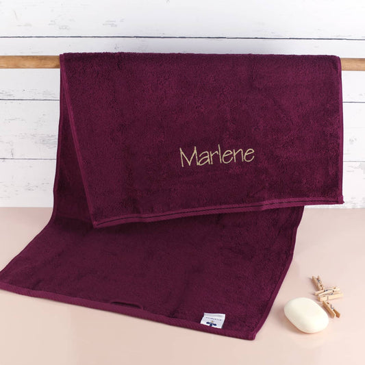 Brombeerfarbenes Badetuch mit Name bestickt in gold