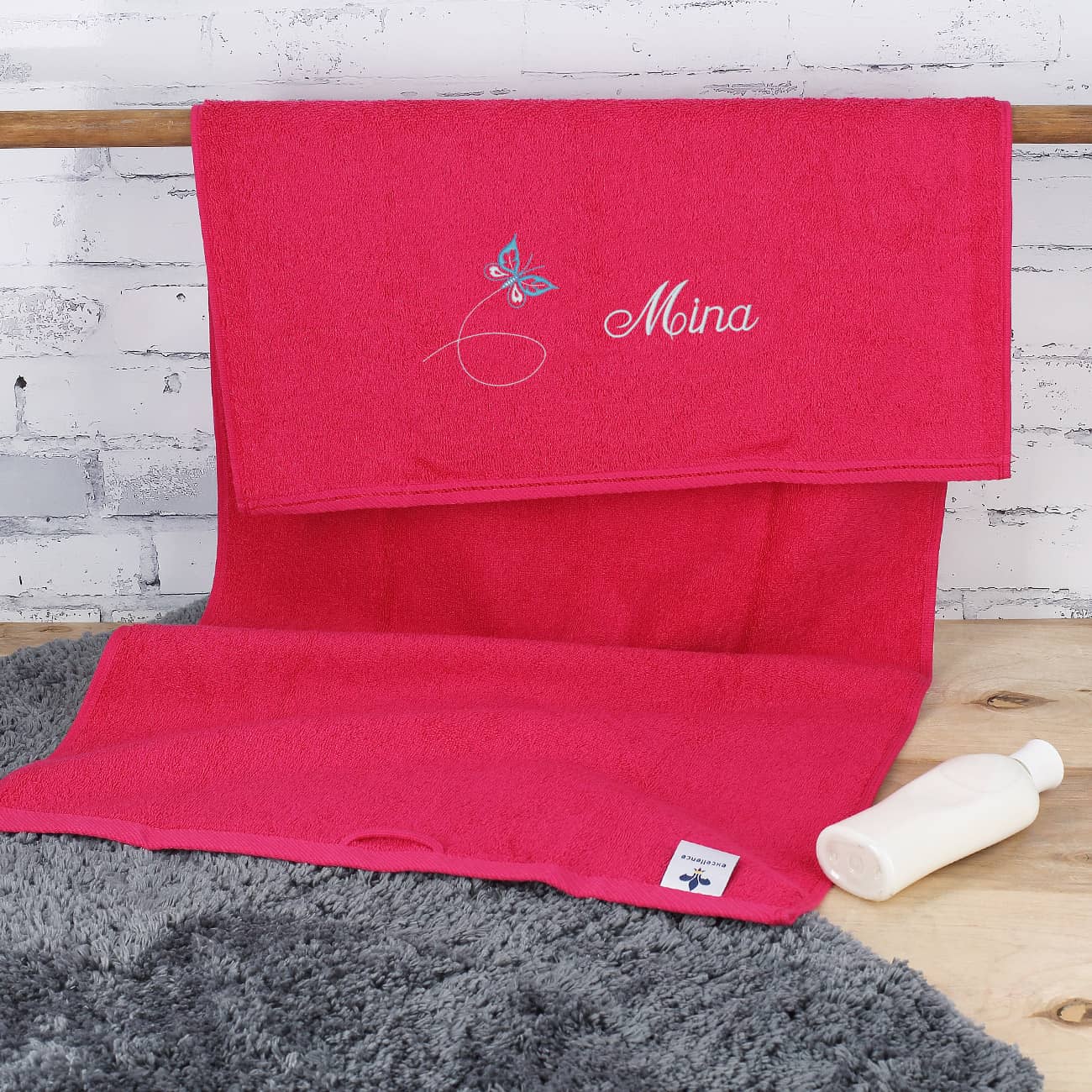 Himbeerfarbenes Handtuch mit Schmetterling und Name in 3 Größen