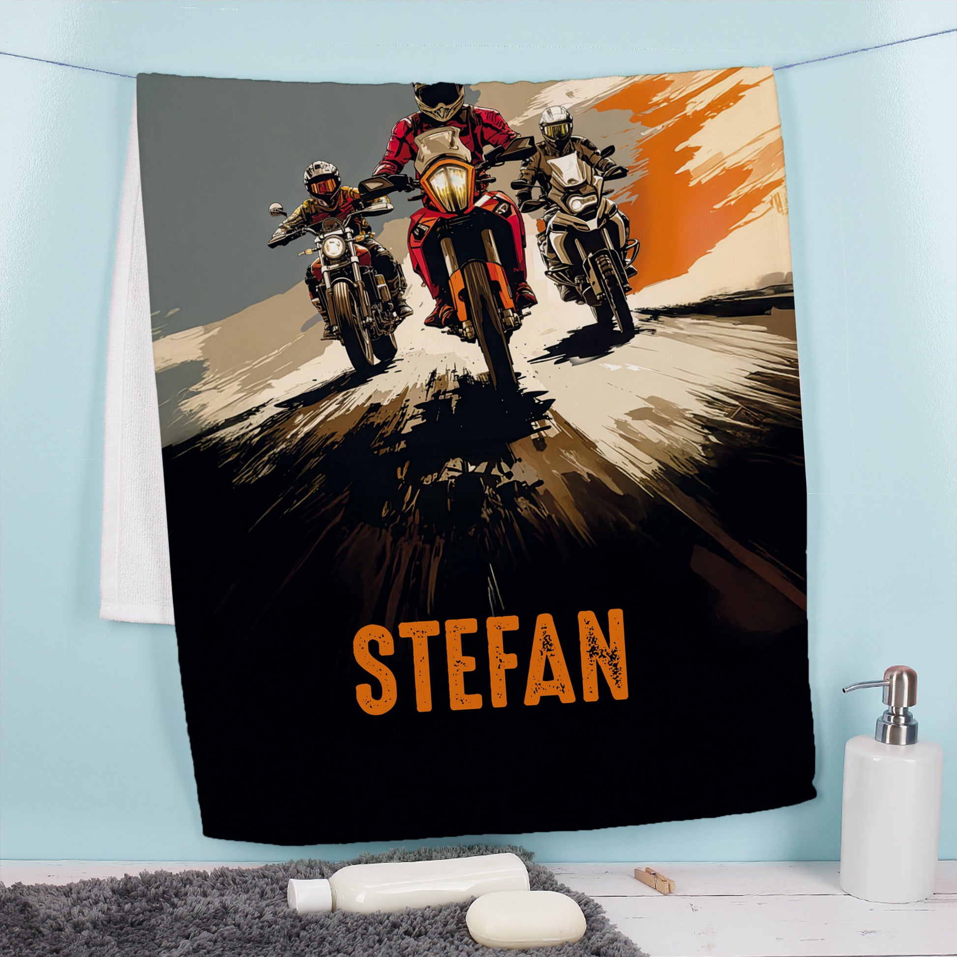 Personalisiertes Motorrad-Handtuch mit drei Bikern und Name Stefan, aufgehängt im Bad
