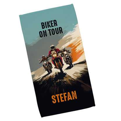 Biker-Handtuch mit Aufschrift „Biker on Tour“, zwei Zeilen Wunschtext und Name Stefan, zusammengelegt