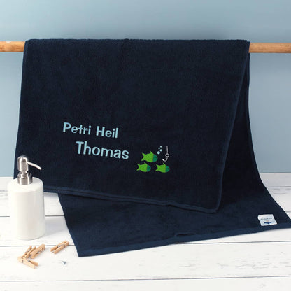 Petri Heil - dunkelblaues Handtuch mit Name bestickt für Angler