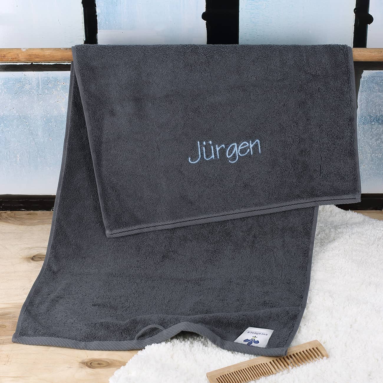 Handtuch in schiefergrau mit Name bestickt in hellblau