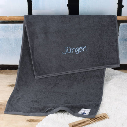 Handtuch in schiefergrau mit Name bestickt in hellblau