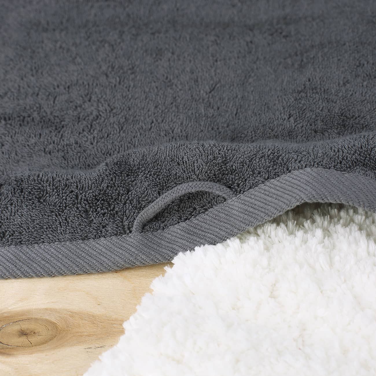 Chef am Grill - besticktes Handtuch - Detail