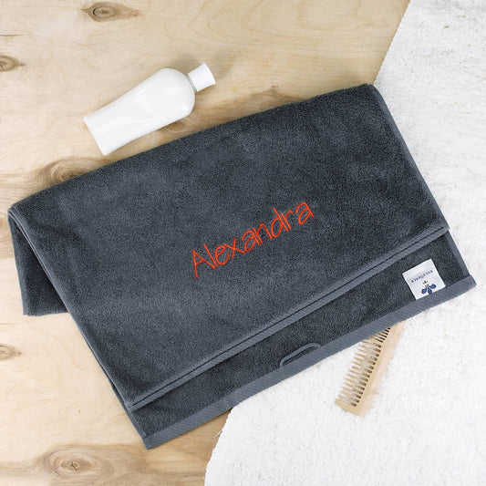 Handtuch in schiefergrau mit Name bestickt in orange