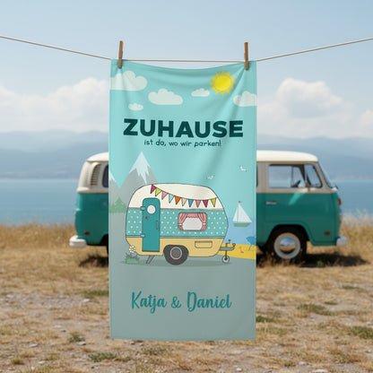 Handtuch auf einer Wäschleine mit Camper im Hintergrund
