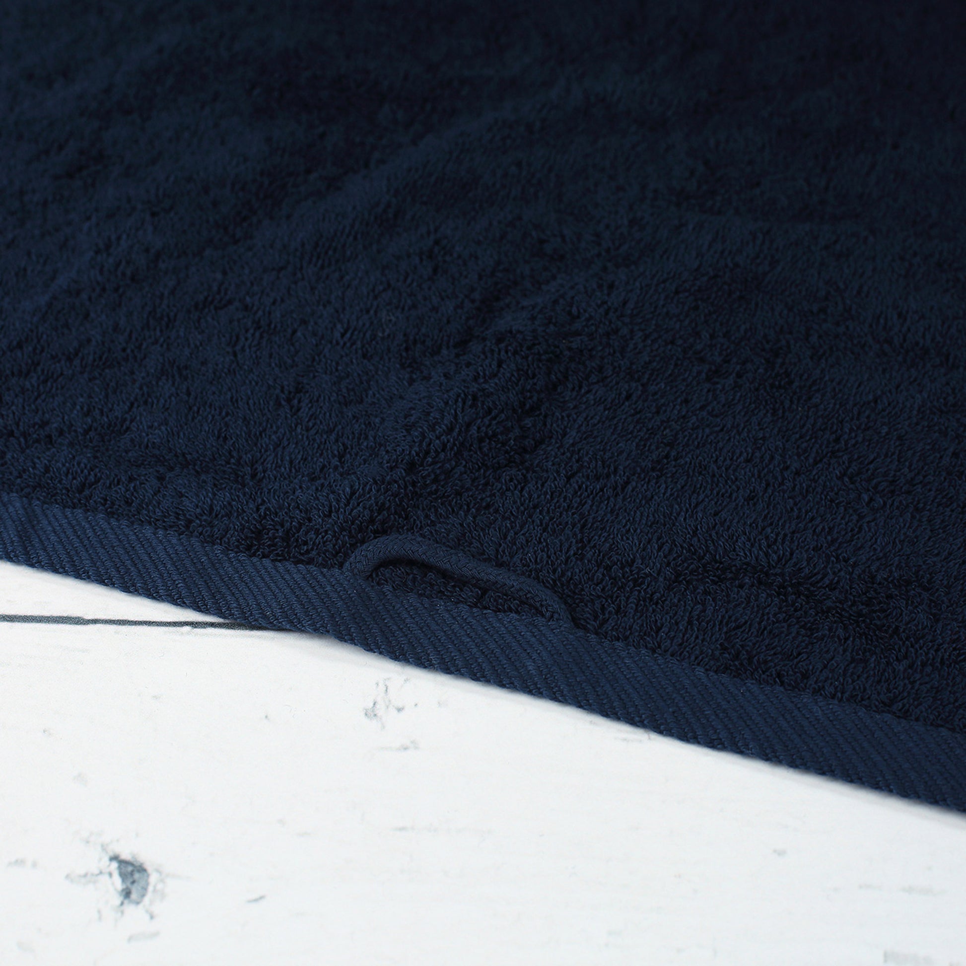 Detailaufnahme von nachtblauem Handtuch aus Baumwolle mit Aufhängeschlaufe und strukturierter Frottier-Oberfläche