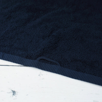 Detailaufnahme von nachtblauem Handtuch aus Baumwolle mit Aufhängeschlaufe und strukturierter Frottier-Oberfläche