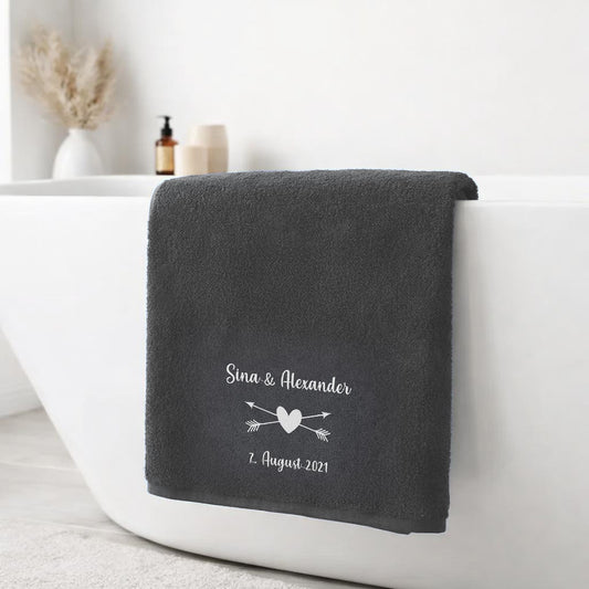 Besticktes Handtuch mit Namen, Herz und Datum