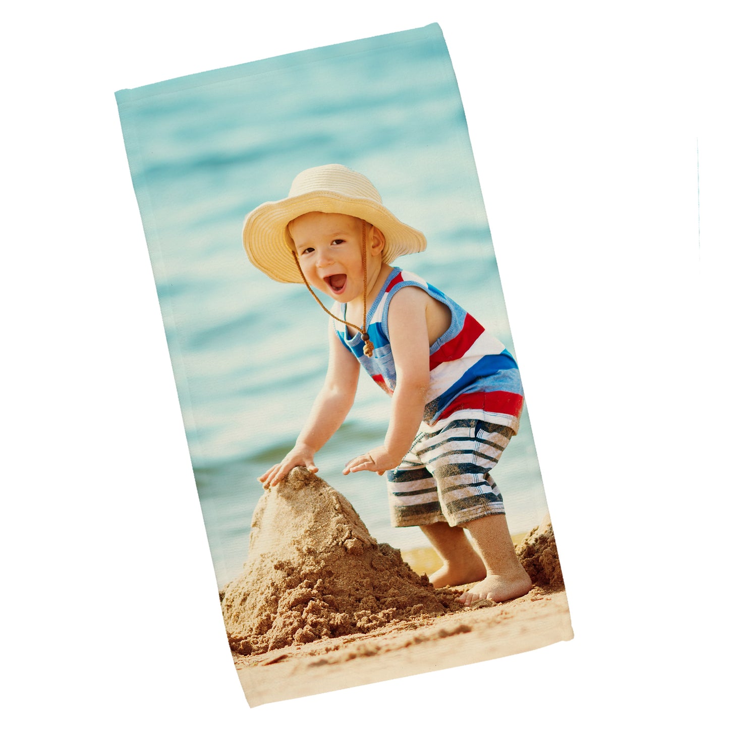 Individuell gestaltetes Fotohandtuch – Kind baut Sandburg am Meer