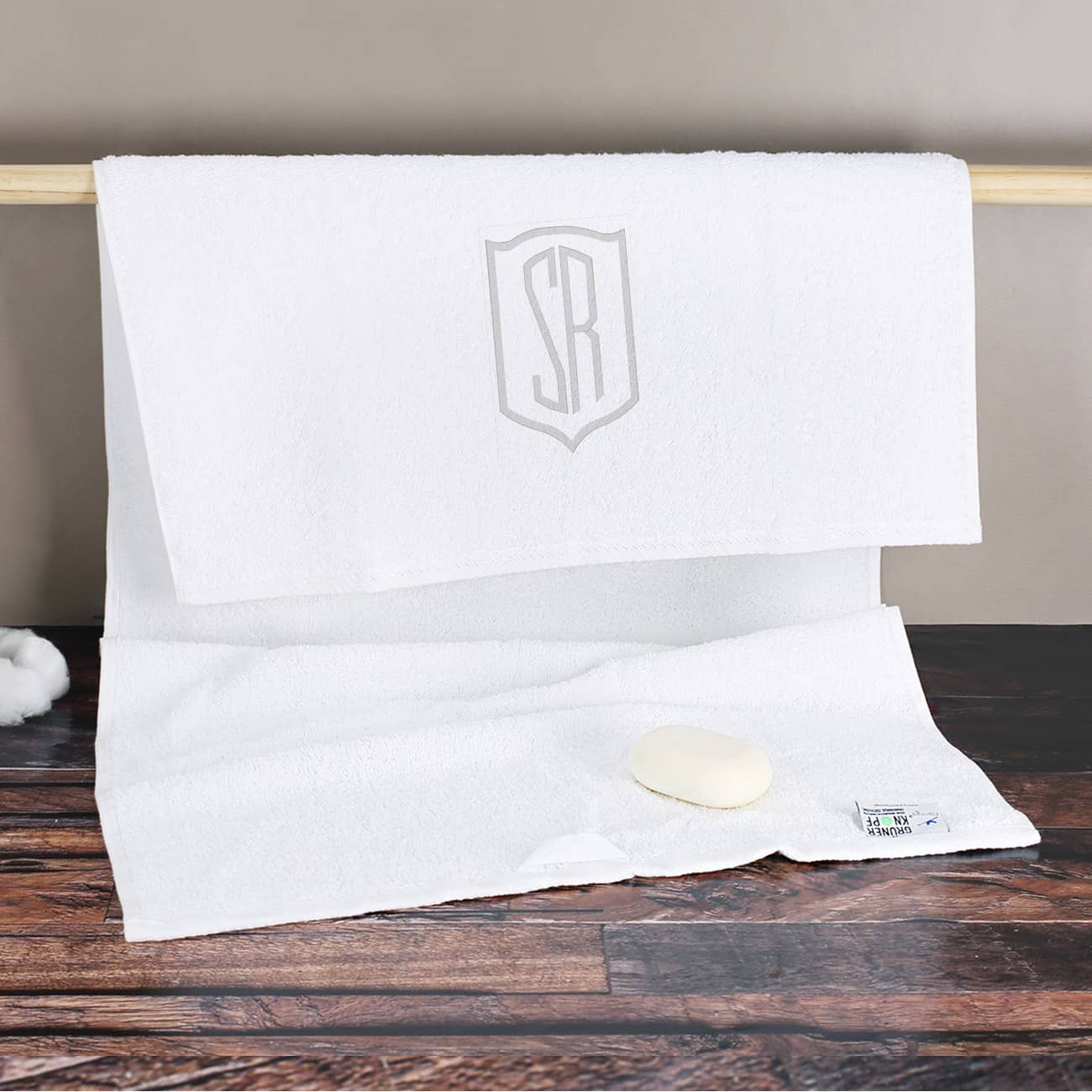 Handtuchset in Weiß mit Initialen bestickt in Silber