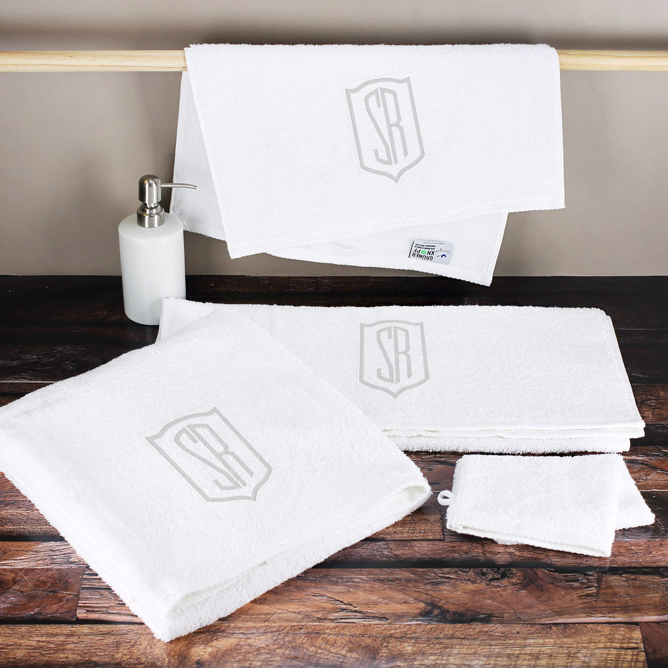 4-teiliges Handtuchset in Weiß mit Initialen bestickt in Silber