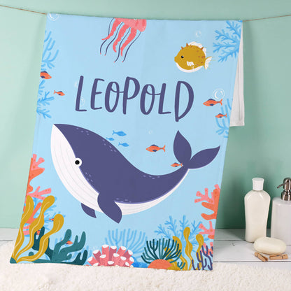 Mit Wal und anderen Meerestieren bedruckt