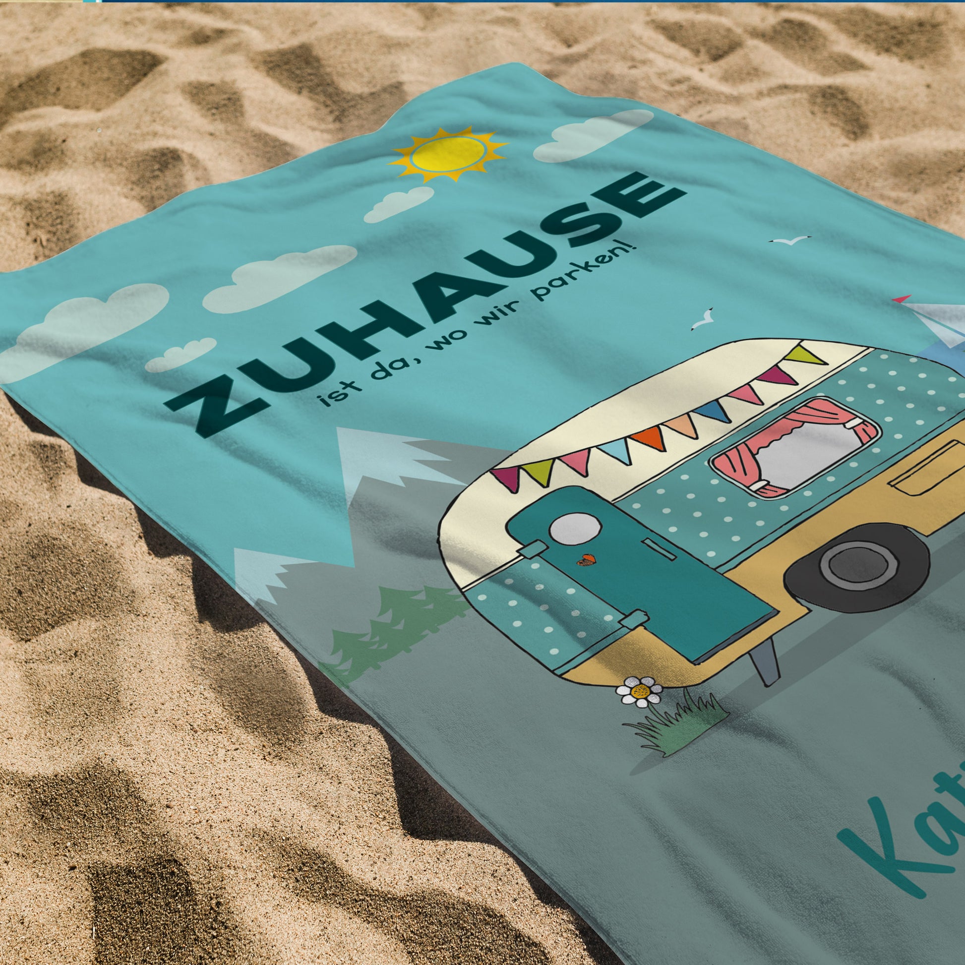 Badetuch Camping mit Wohnwagen-Design und Sonne im Sand