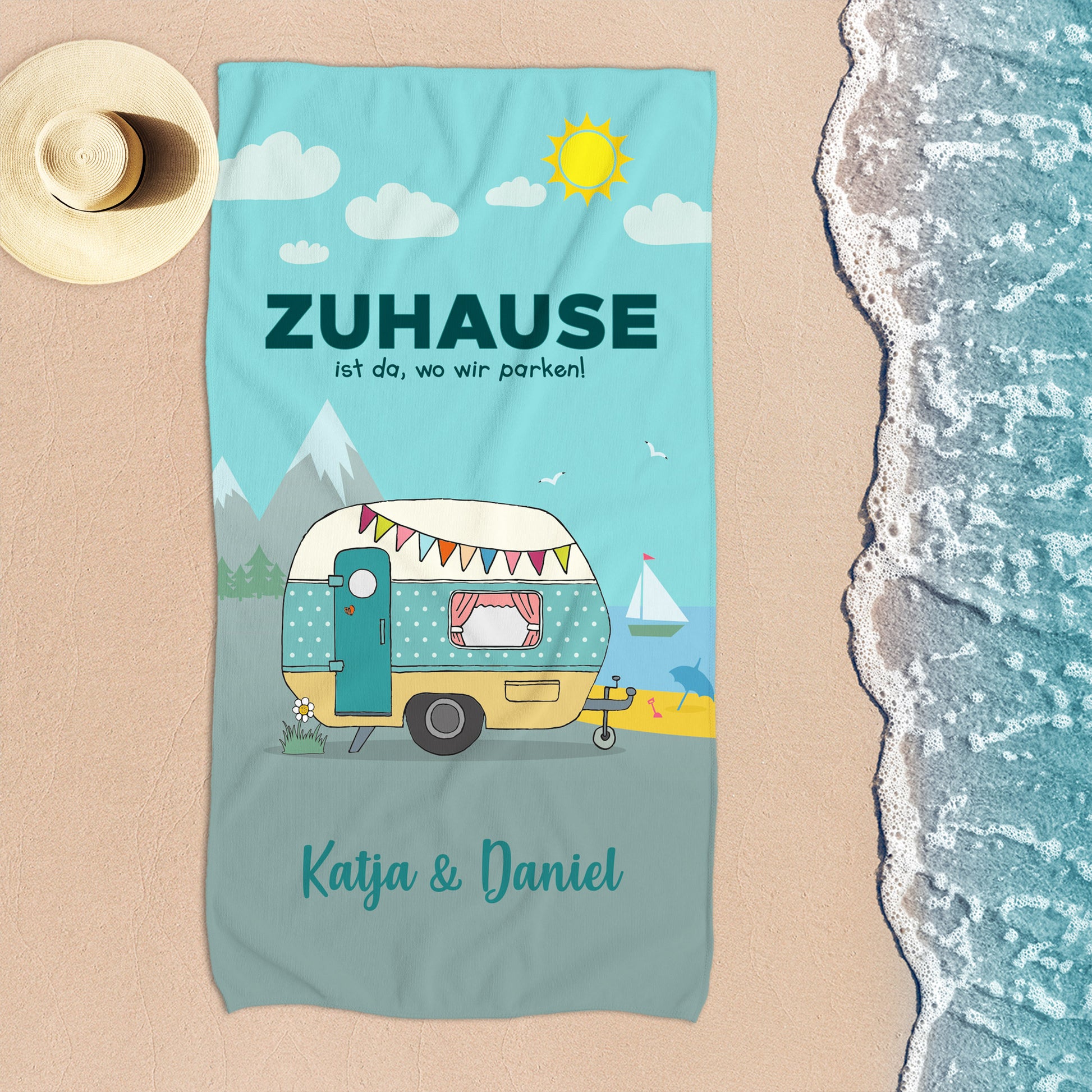 Camping-Badetuch mit Wohnwagen-Motiv und Wunschtext am Strand mit Meer