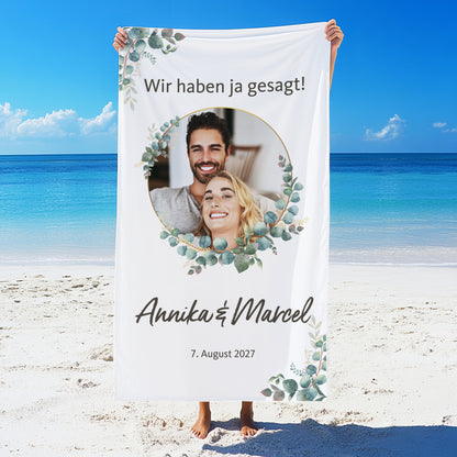 Detailansicht des Eukalyptus-Designs mit Namen des Paares und hochwertigem Fotodruck auf dem Handtuch.