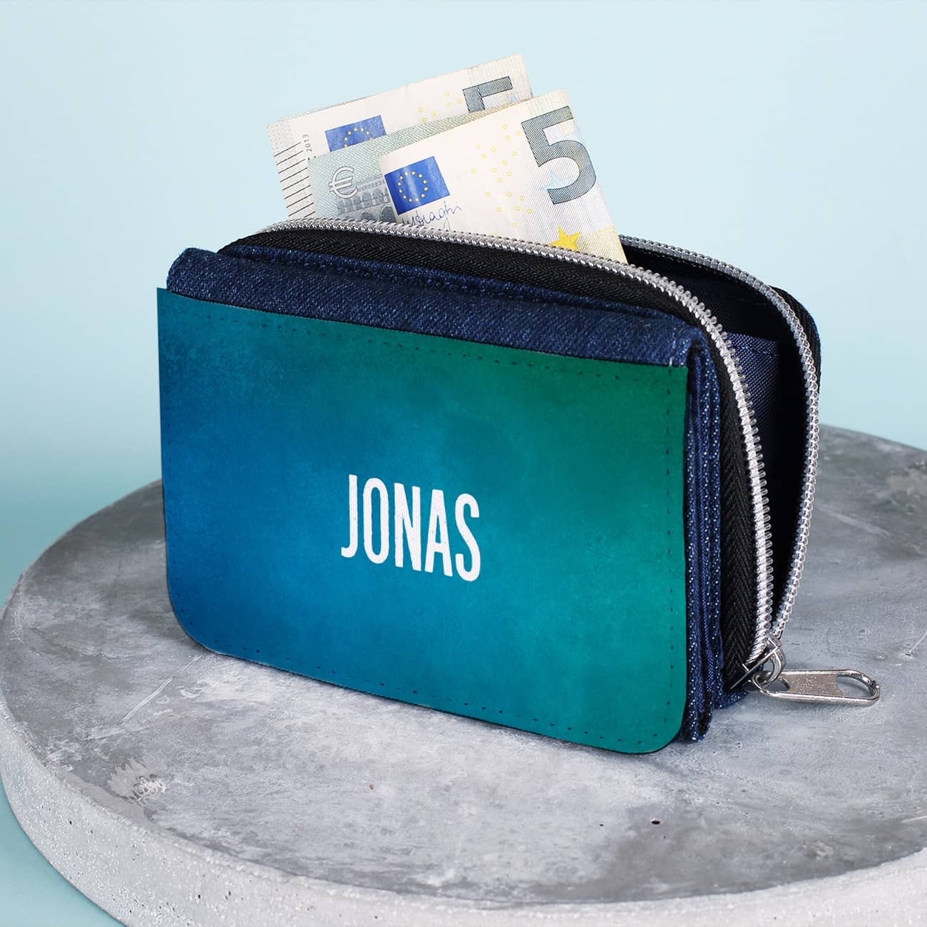 Kindergeldbörse im Jeanslook mit blau-grünem Hintergrund und Name bedruckt