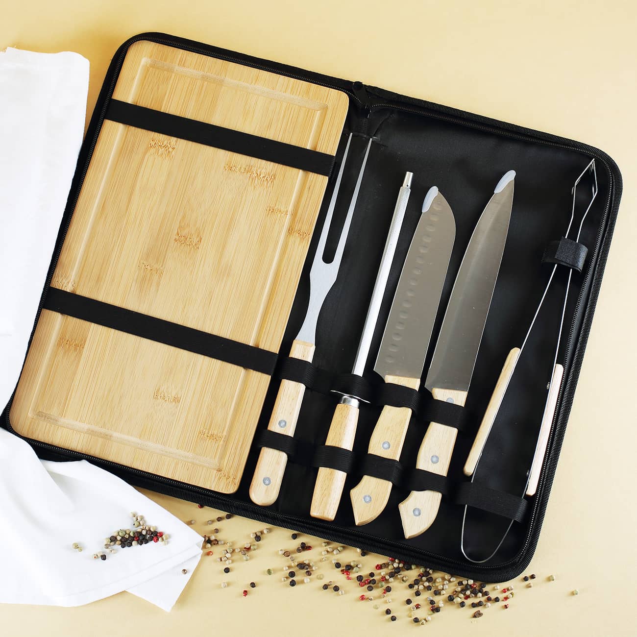 Bambusbrett, zwei Messer mit Edelstahlklinge, Grillzange, Fleischgabel, Messerschärfer in praktischer Tasche