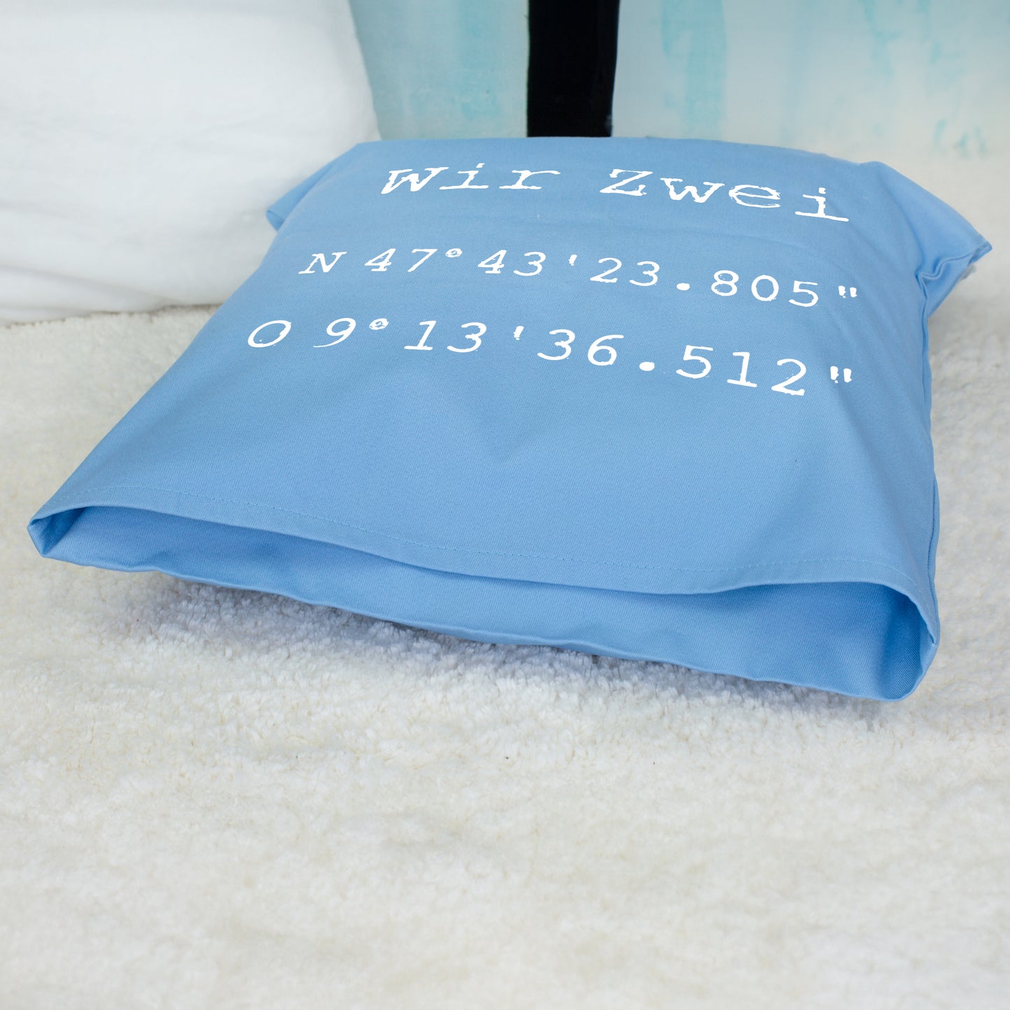Blaues Kissen Wir Zwei mit Koordinaten liegend als Geschenk für Paare