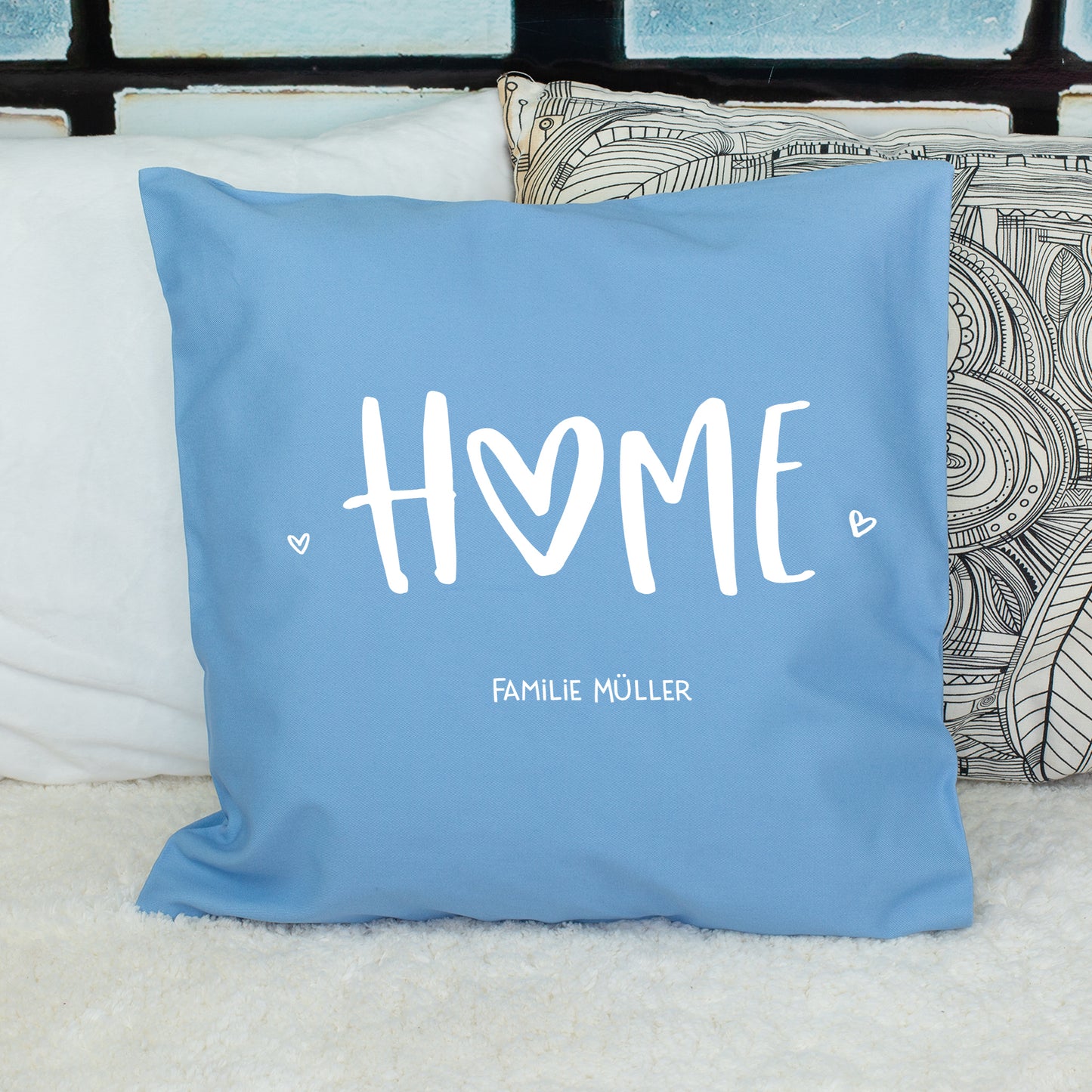 Blaues HOME Kissen mit Wunschtext Familie Müller als personalisiertes Geschenk zum Einzug