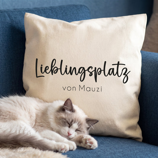 Personalisiertes Lieblingsplatz Kissen von Mauzi mit Katze auf dem Sofa