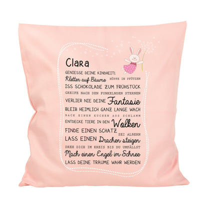 Rosa Kinderkissen mit Name Clara, Kindheit Spruch und Hasen Motiv auf weißem Hintergrund