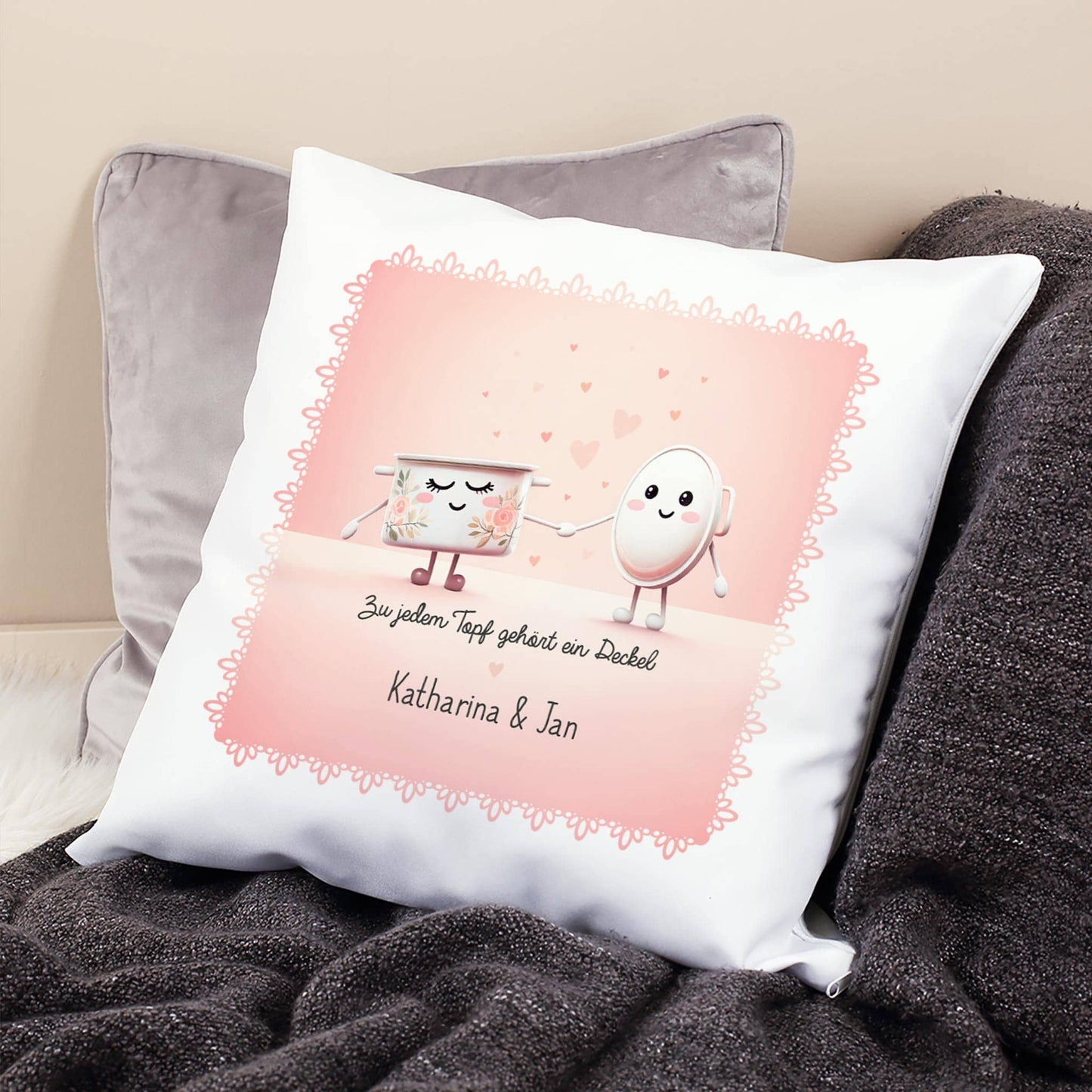 Kuschelkissen mit den Namen des Pärchens und süßem Motiv