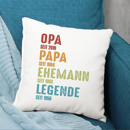 Personalisiertes Kissen mit Aufdruck Opa Papa Ehemann Legende und Jahreszahlen auf weißem Dekokissen auf Sofa