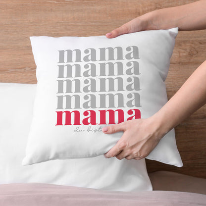 Weiches personalisiertes Kissen Mama wird in den Händen gehalten