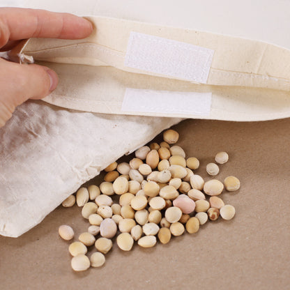 Detailaufnahme des Klettverschlusses und Kirschkern-Füllung des Kissens