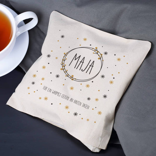 Kirschkernkissen mit weihnachtlichen Schneeflockenmotiv, Ihrem Wunschnamen und einem Text Ihrer Wahl 