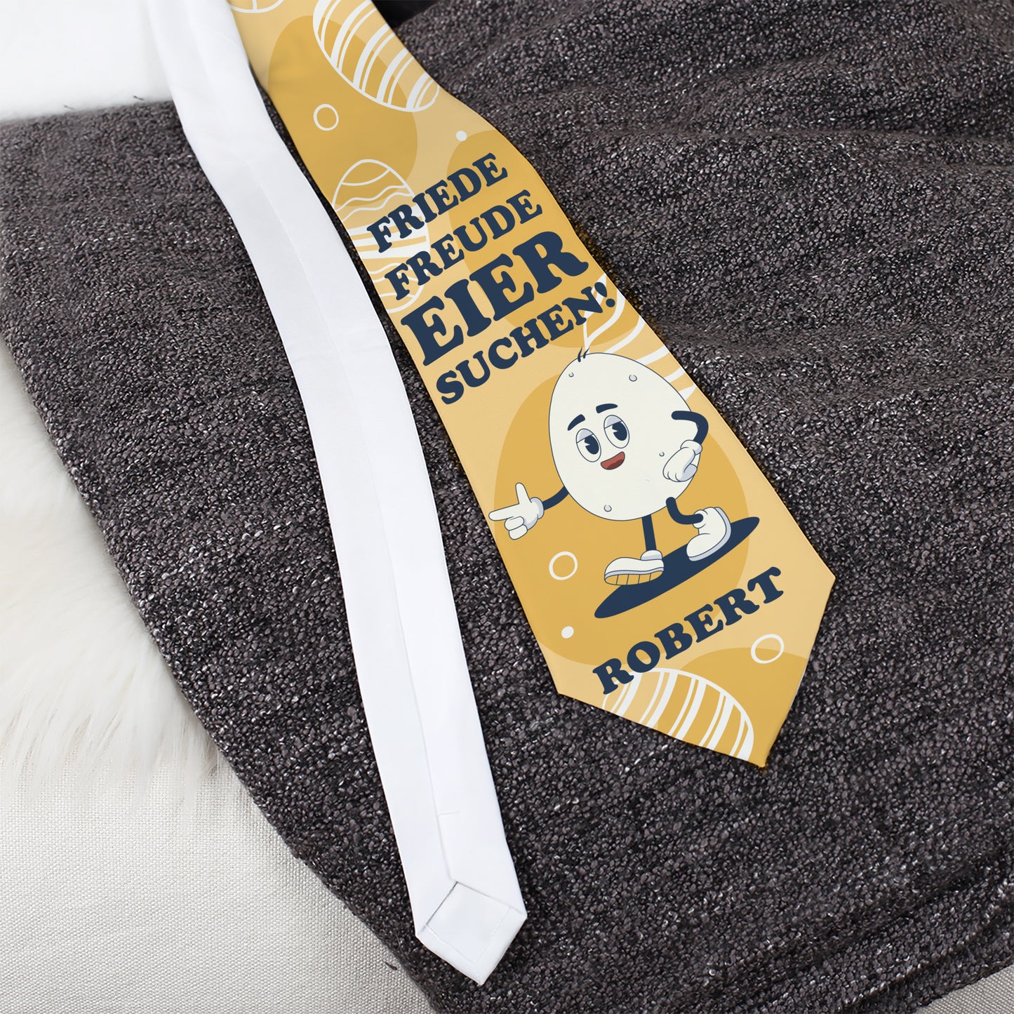 Oster-Krawatte mit Wunschname und Spruch „Friede, Freude, Eier suchen!“