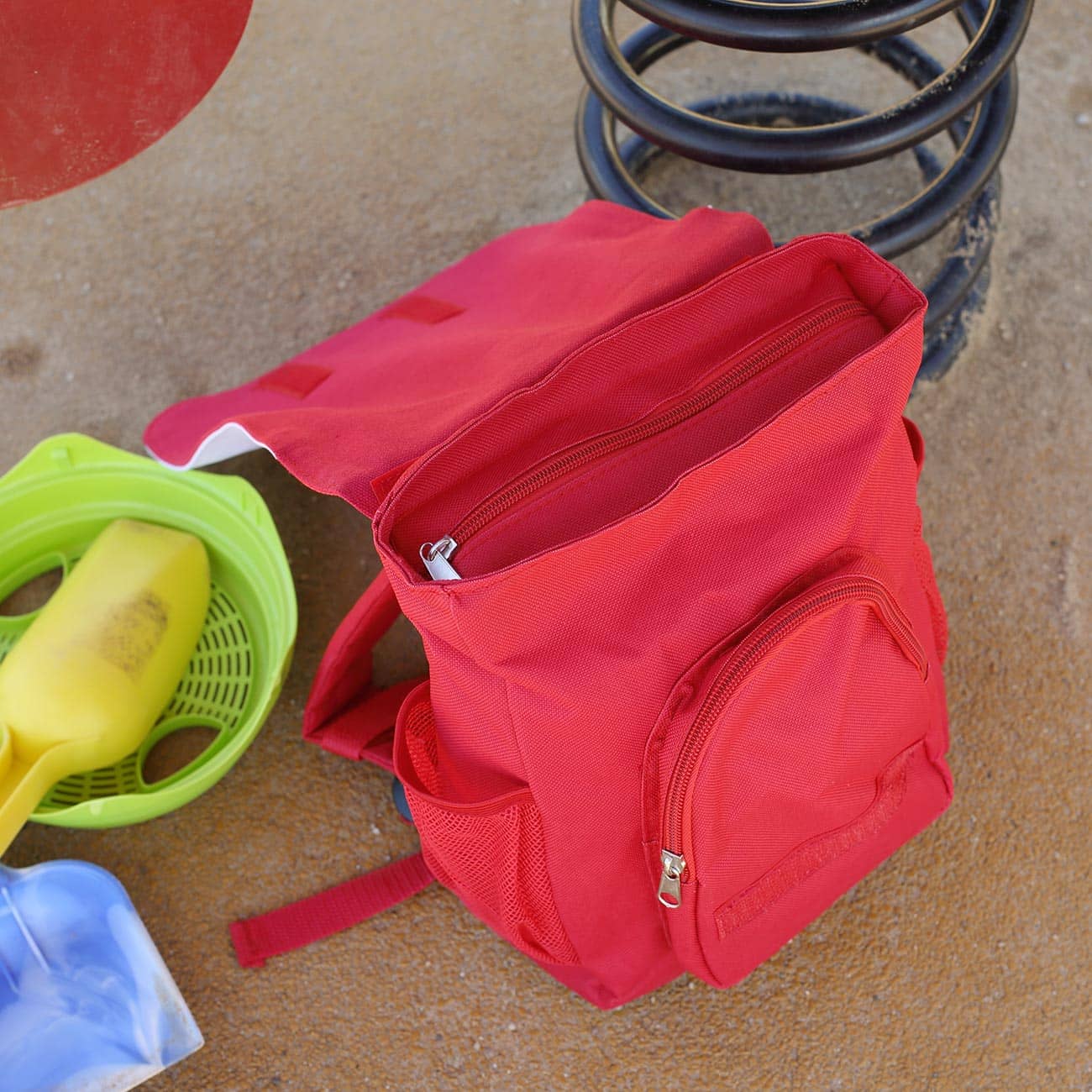 Großes Hauptfach, kleine Außentasche und zwei seitliche Nebenfächer