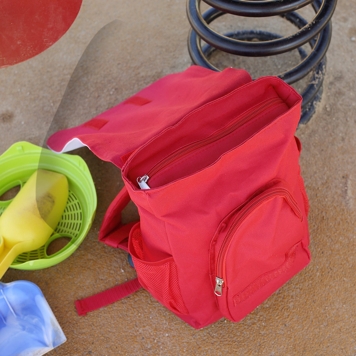 Geöffneter roter Kindergartenrucksack mit Hauptfach, Reißverschluss und Außentasche