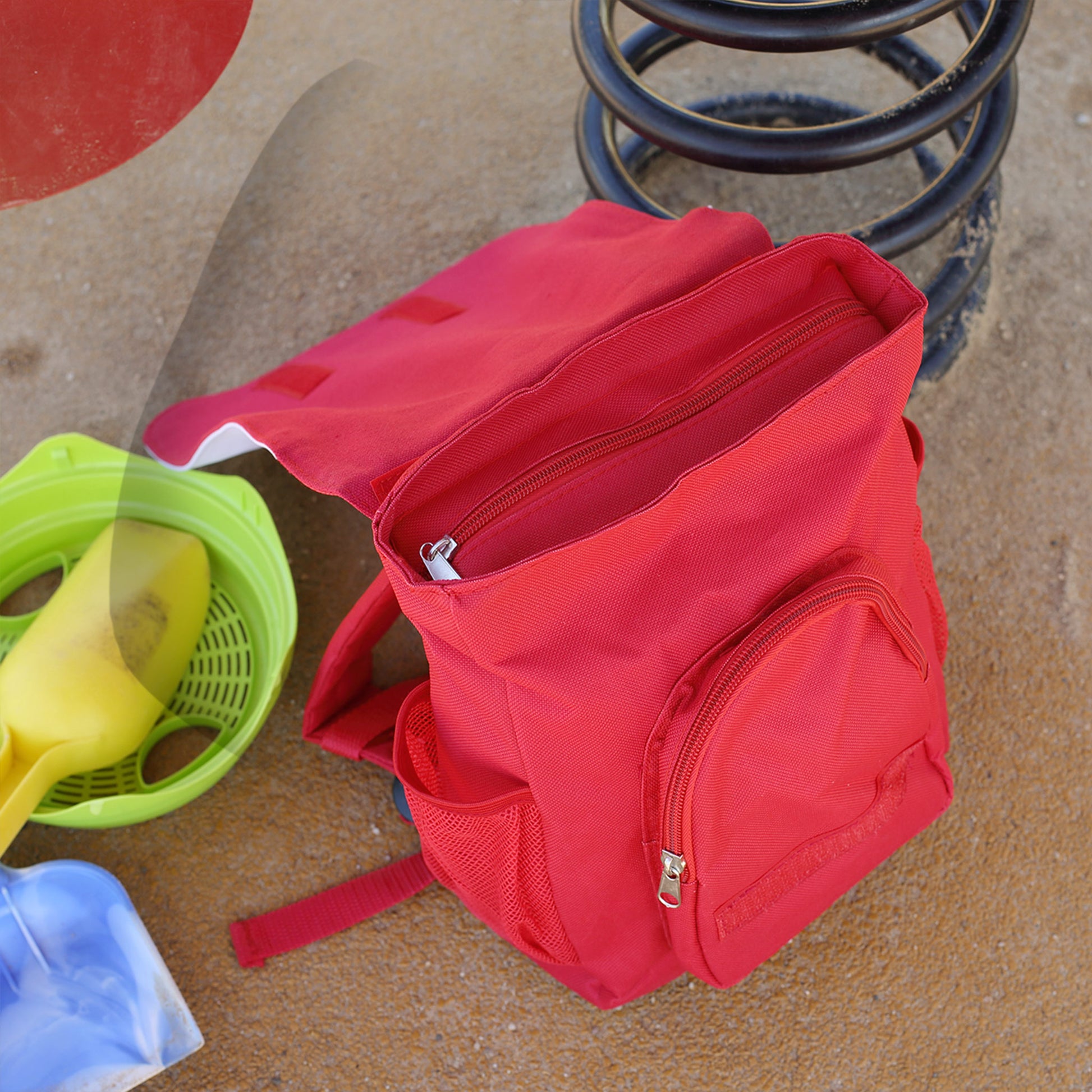 Geöffneter roter Kindergartenrucksack mit Hauptfach, Reißverschluss und Außentasche
