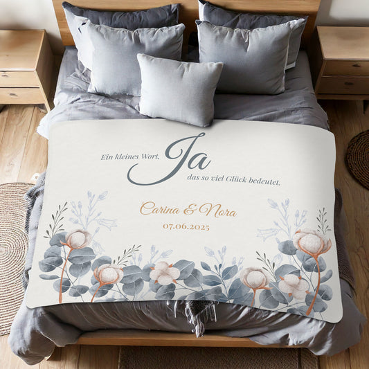 Decke auf Bett: Personalisierte Kuscheldecke zur Hochzeit, XXL Sherpadecke mit romantischem Spruch, 152 × 203 cm
