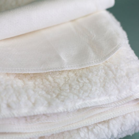 Deckenstoff Nahaufnahme: Weiche Sherpadecke aus 100 % Polyester, Nahaufnahme des flauschigen Stoffes