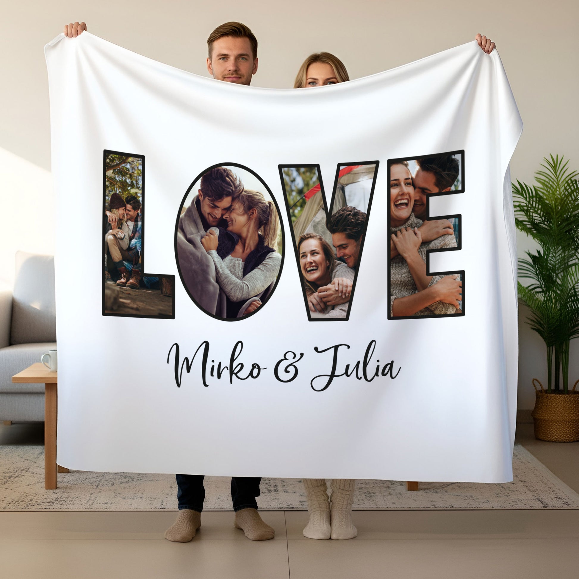 Personalisierte Fotodecke LOVE XXL mit Namen, zwei Personen halten die große Kuscheldecke im Wohnzimmer hoch