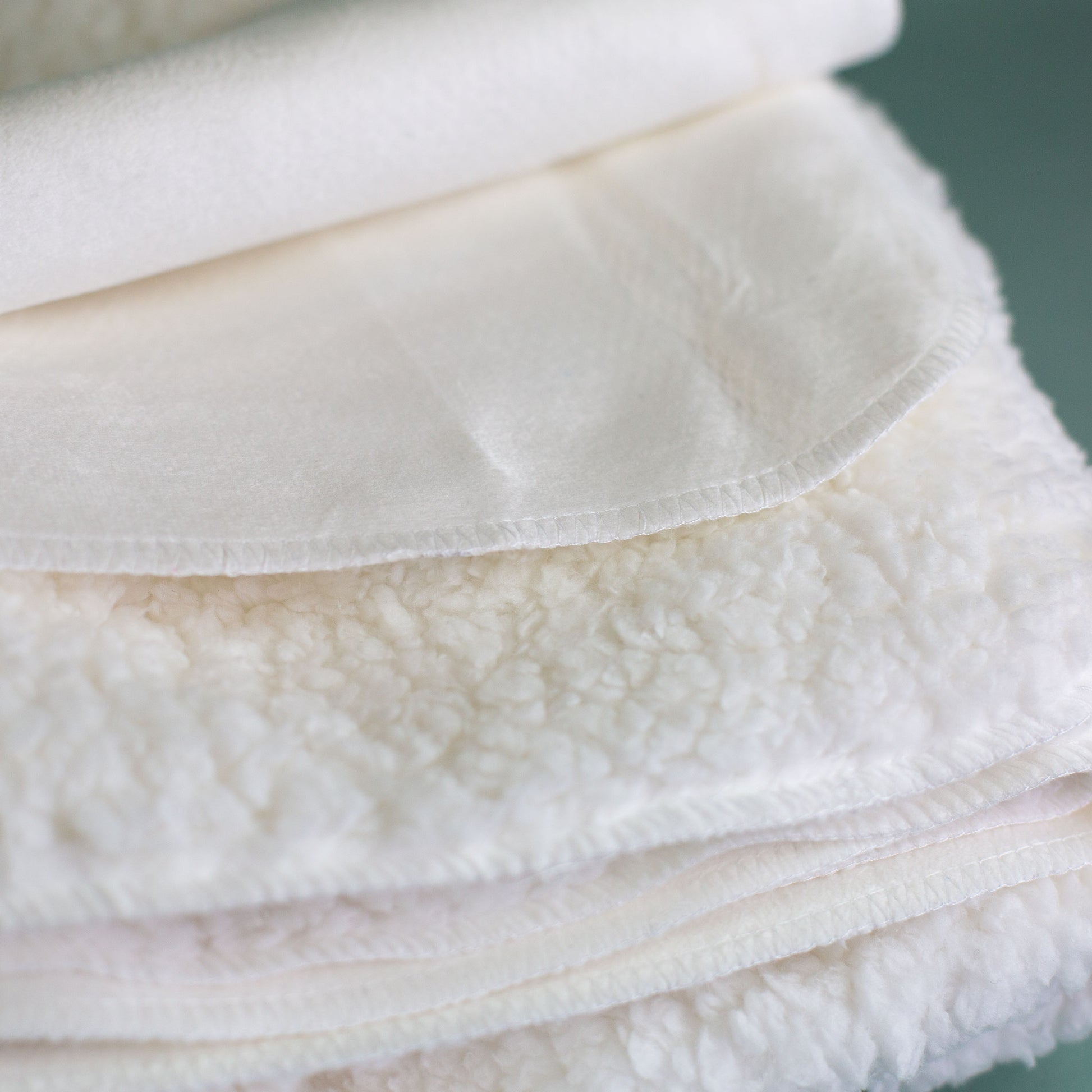 Detailansicht der Sherpa-Innenseite der Fotodecke – Flauschig und warm