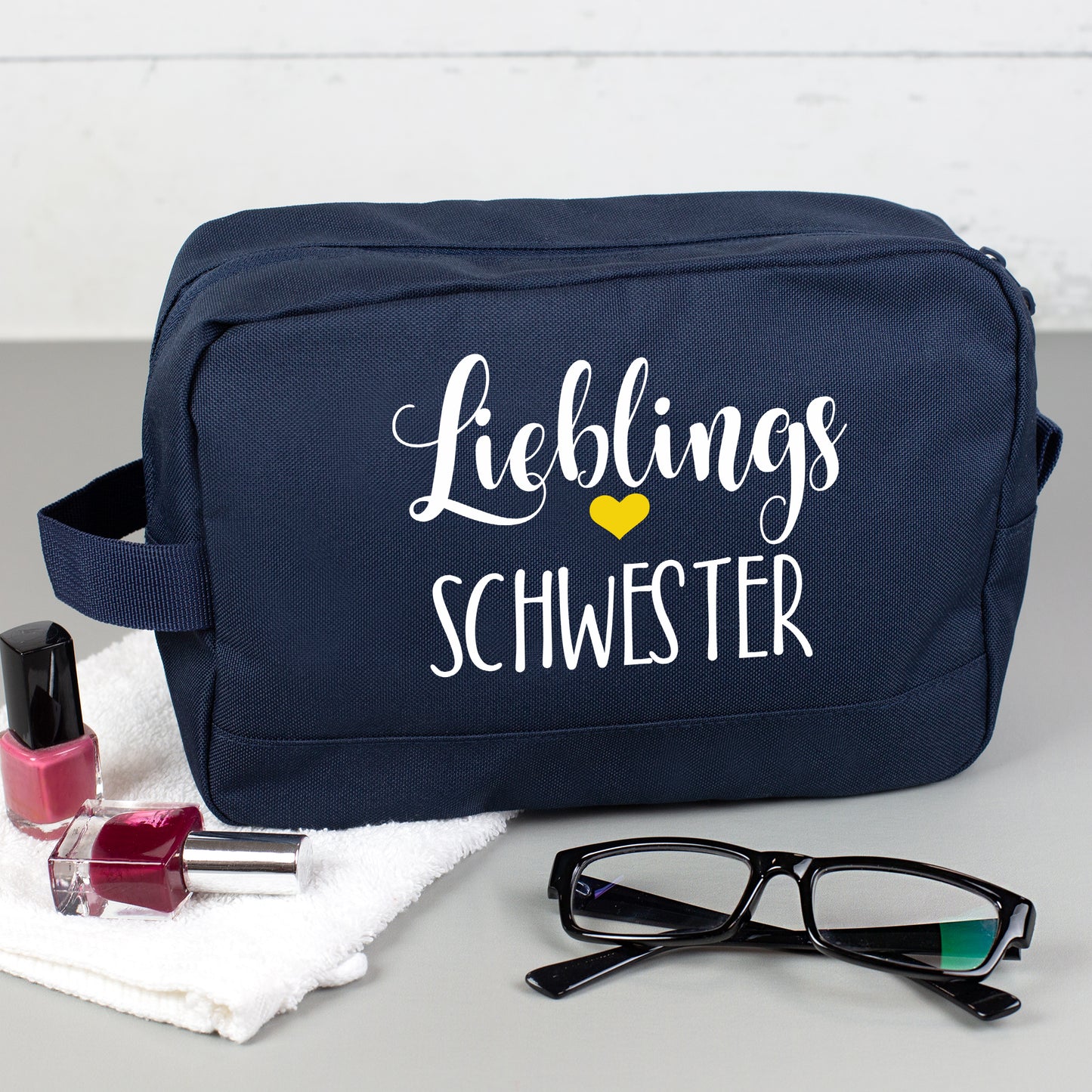 Kulturbeutel mit "Lieblings"-Motiv und Wunschaufdruck in Navy seitlich fotografiert