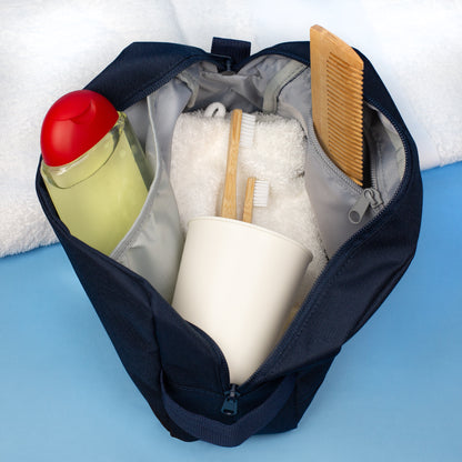 Personalisierte Kulturtasche in Dunkelblau mit Reißverschluss geöffnet und Pflegeprodukten im Inneren