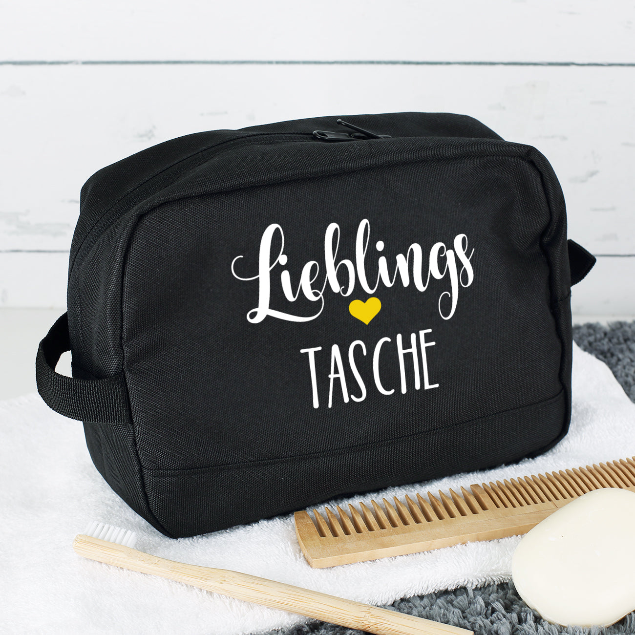 Kulturbeutel mit "Lieblings"-Motiv und Wunschaufdruck in Schwarz mit Kamm und Zahnbürste