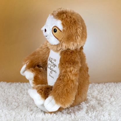 Seitliche Ansicht des personalisierten Kuscheltiers Faultier mit Spruch „Mit dir hänge ich am liebsten ab!“.