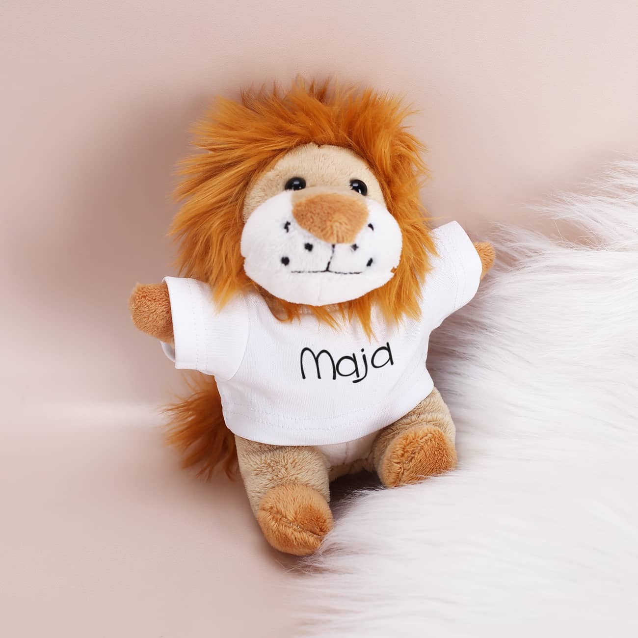 Kuscheltier Löwe mit weißem T-Shirt und ihrem Namen